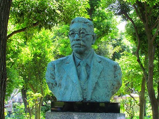 修景池に設置の大賀博士の銅像